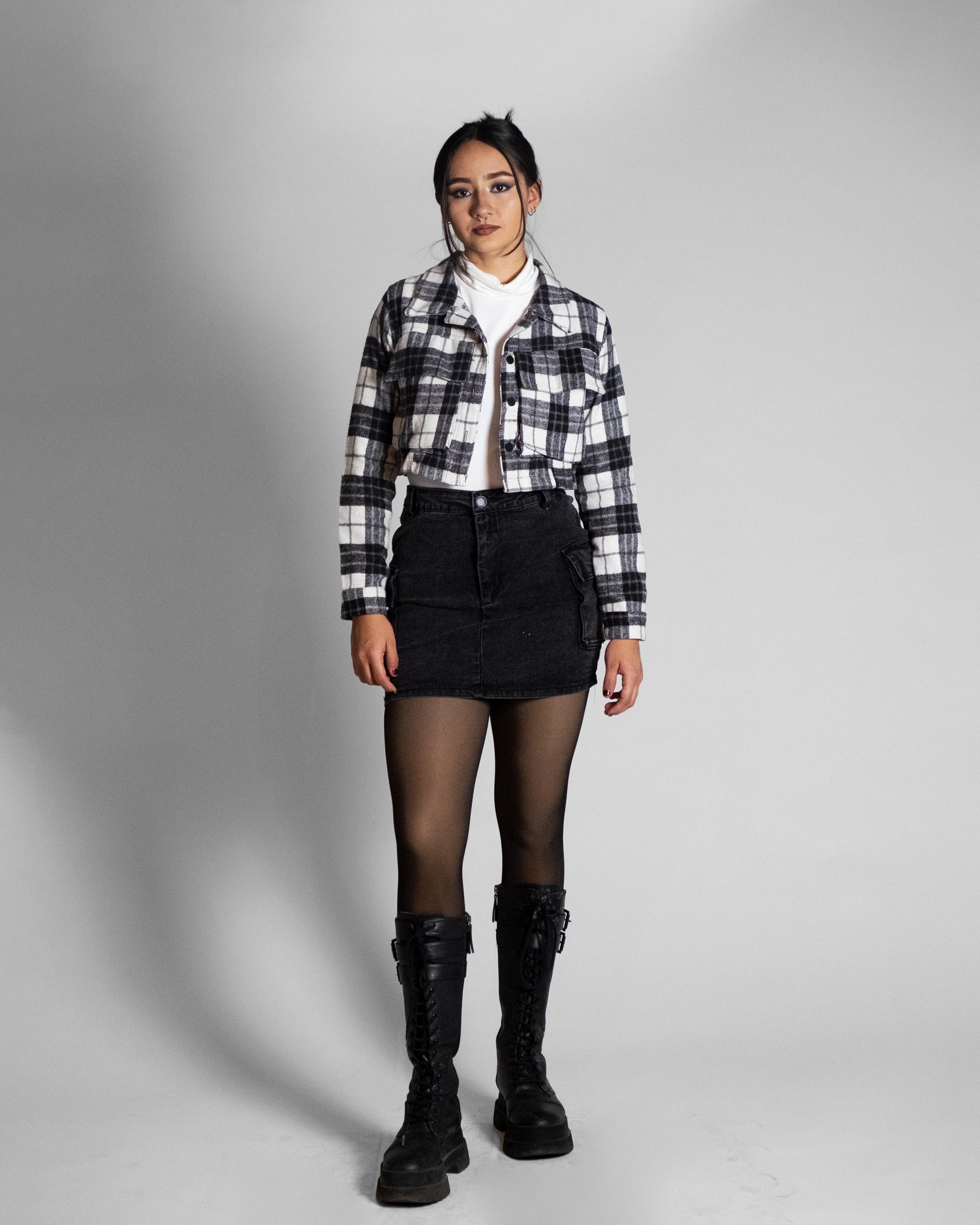 Chamarra crop franela b/n