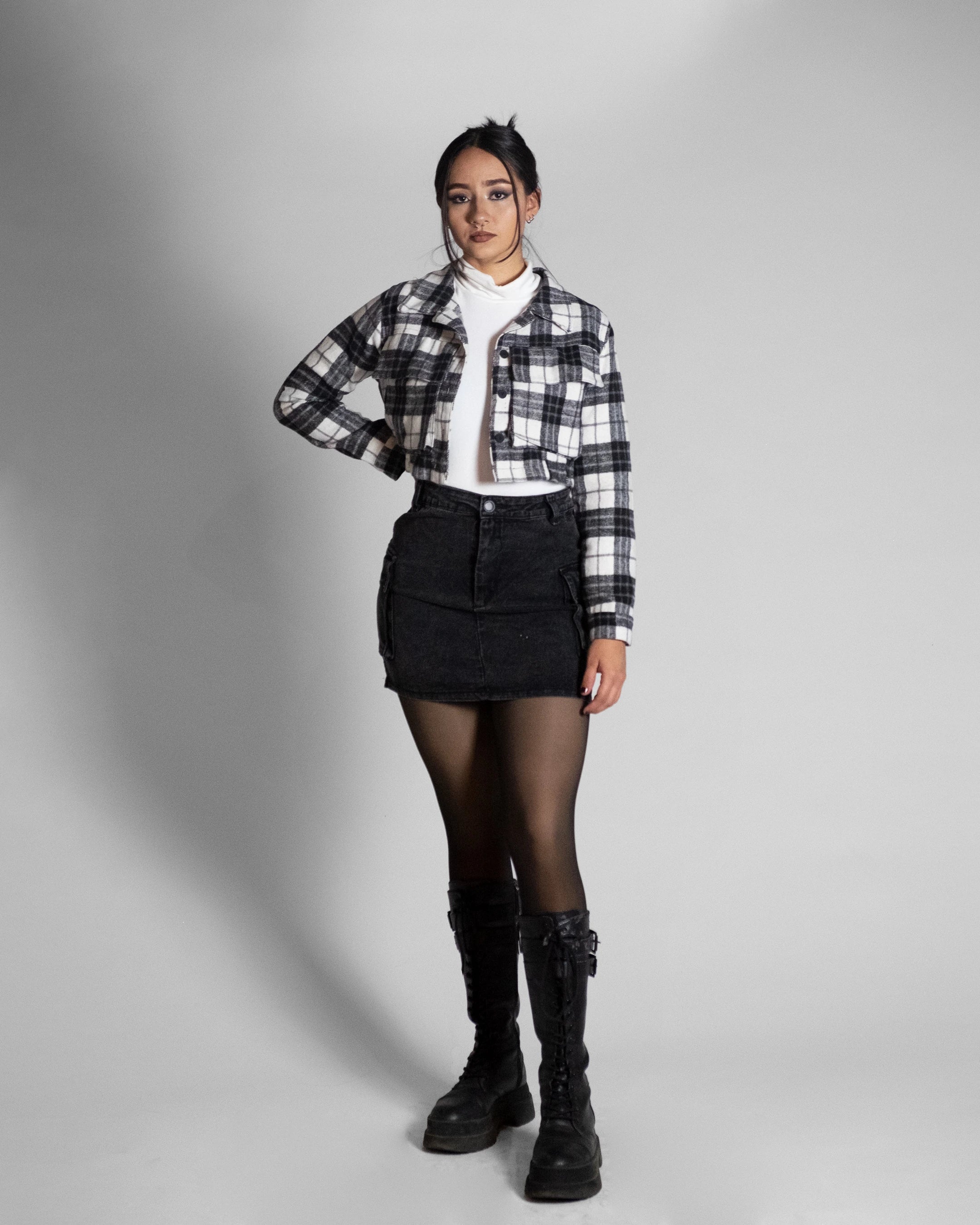 Chamarra crop franela b/n
