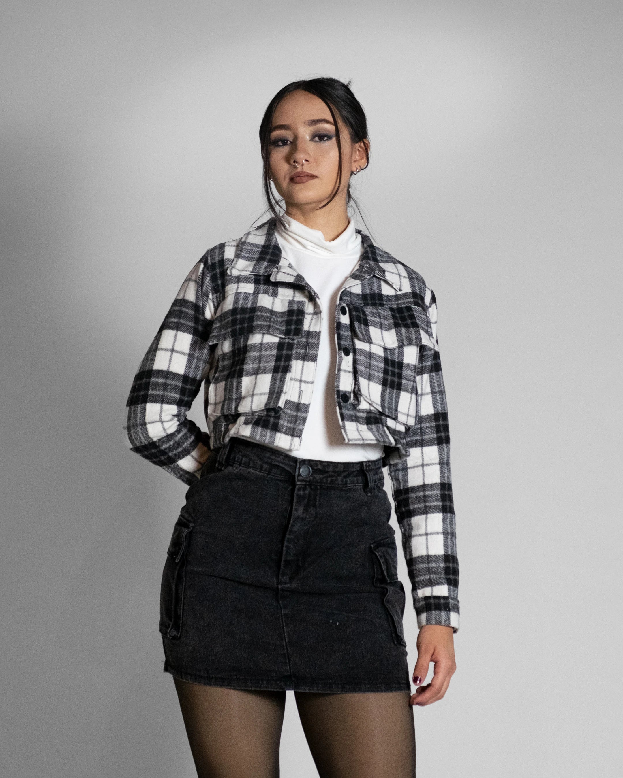 Chamarra crop franela b/n