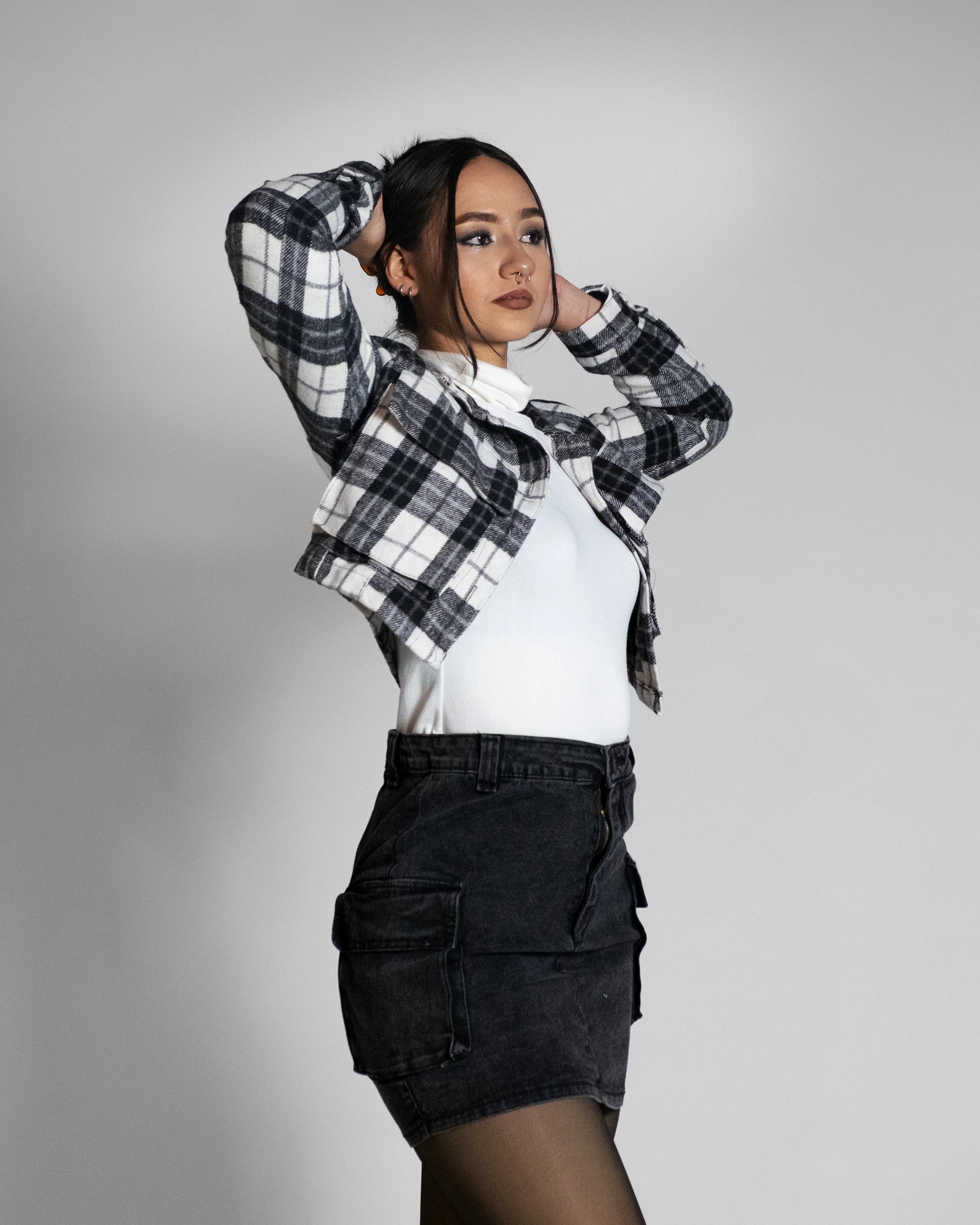 Chamarra crop franela b/n