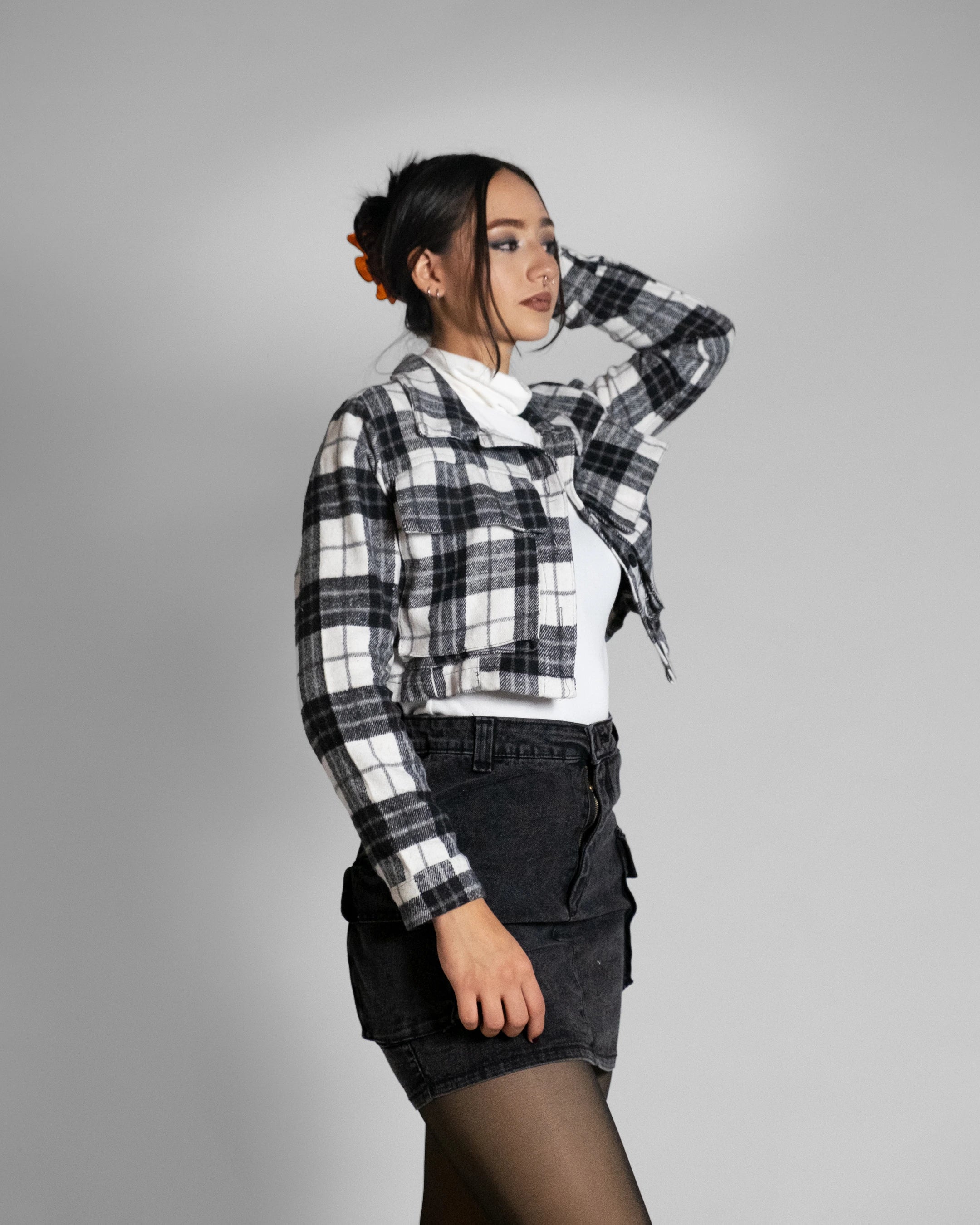 Chamarra crop franela b/n